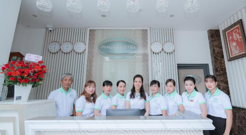 a large group of people standing in front of a mirror, Phuc Hotel in Cao Lanh (Dong Thap)