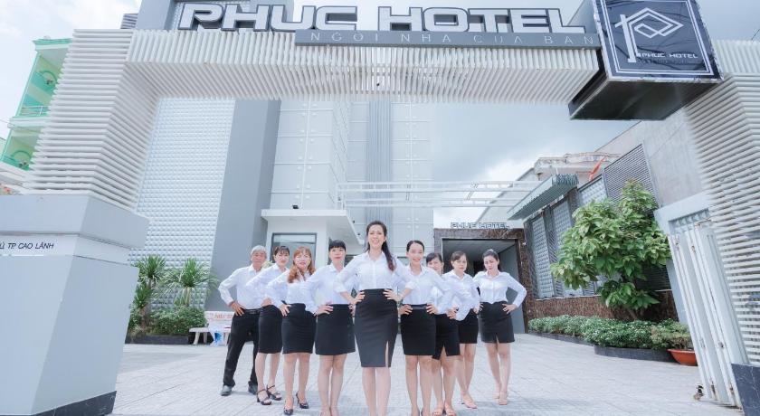 people standing in front of a building, Phuc Hotel in Cao Lanh (Dong Thap)