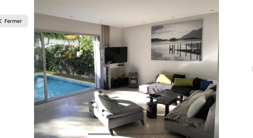 Villa moderne avec piscine, front de mer