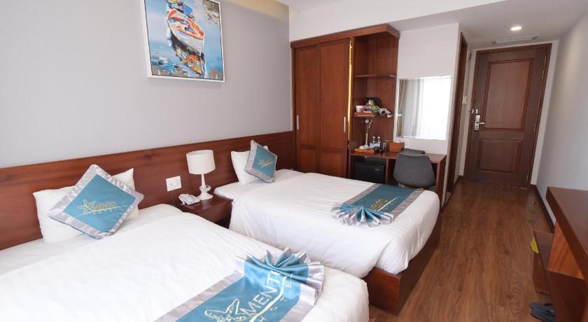 a hotel room with two beds and a desk, MENTO HOTEL QUY NHON in Quy Nhon (Binh Dinh)