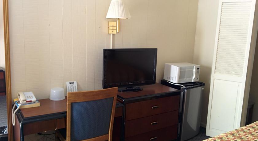 Economy Inn Toledo-Perrysburg photo