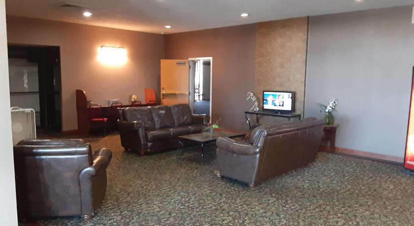 a living room filled with furniture and a tv, Vegas Minot Hotel in Minot (ND)