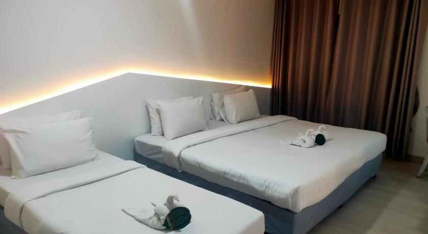 a hotel room with two beds and two lamps, Bed By Boat Hotel & Apartment in Nonthaburi