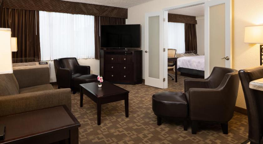 Holiday Inn and Suites Charleston West