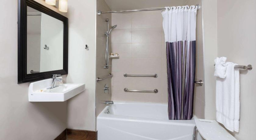 Bathroom, La Quinta Inn & Suites by Wyndham New York City Central Park in New York (NY)