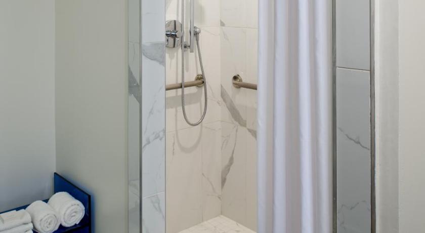 a bathroom with a shower, sink, and tub, Mondrian Los Angeles Hotel in Los Angeles (CA)