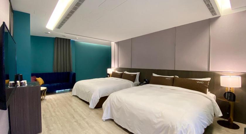a hotel room with two beds and a desk, VAHO Motel in Hsinchu