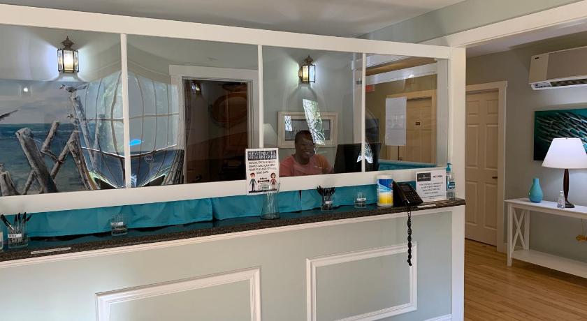 Admiral's Inn Resort photo
