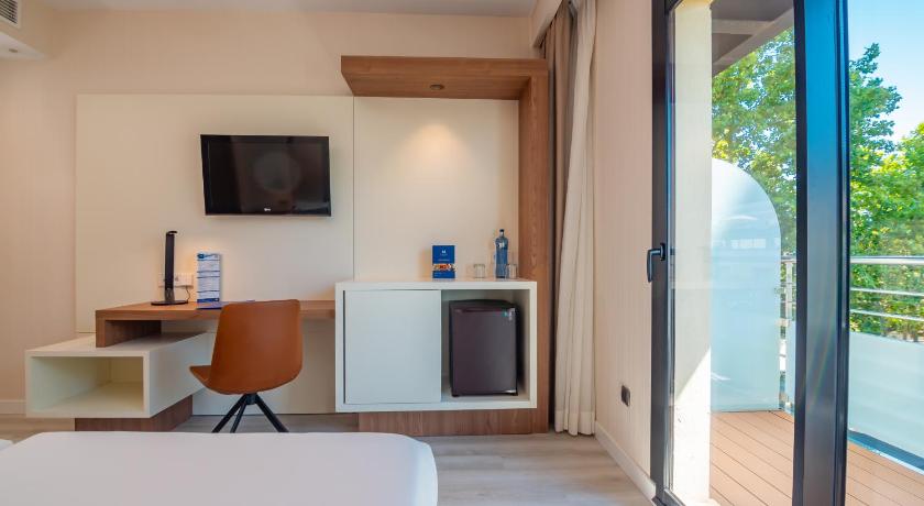 Image of Premium Room with Balcony 5