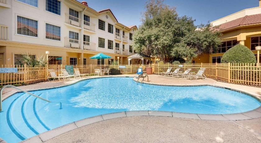 La Quinta Inn & Suites by Wyndham Dallas - Addison Galleria photo