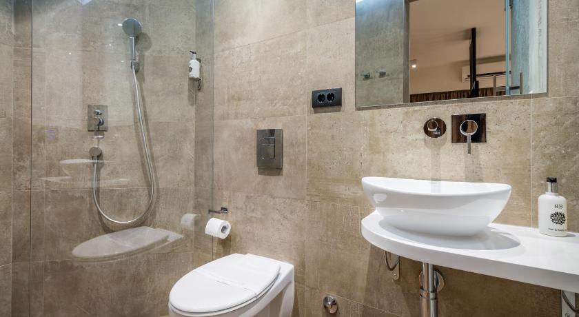 Level Luxury Suites photo