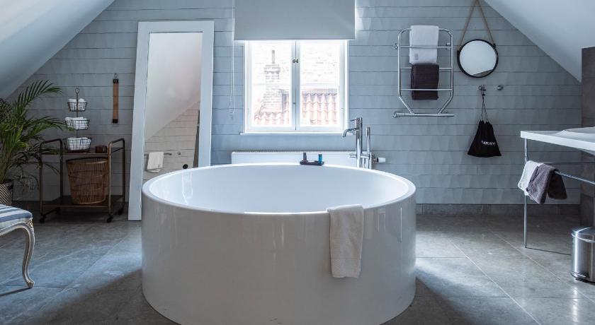 Bild av Suite - 1 King Bed, Nonsmoking, Bathtub, Sitting Area 2