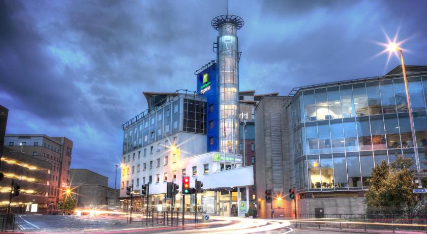 a tall building with a clock tower on top of it, Holiday Inn Express - Glasgow - City Ctr Theatreland in Glasgow
