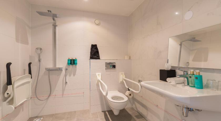a bathroom with a sink, toilet and bathtub, Crowne Plaza Utrecht - Central Station in Utrecht