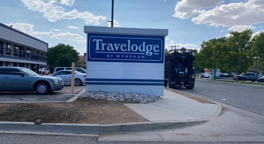 Travelodge by Wyndham Albuquerque West photo