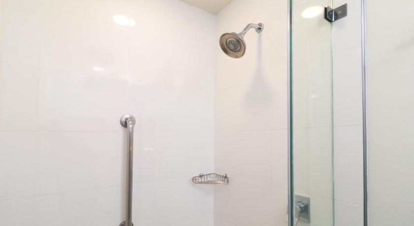 a bathroom with a shower stall and a toilet, Holiday Inn Express Guadalajara Iteso in Guadalajara