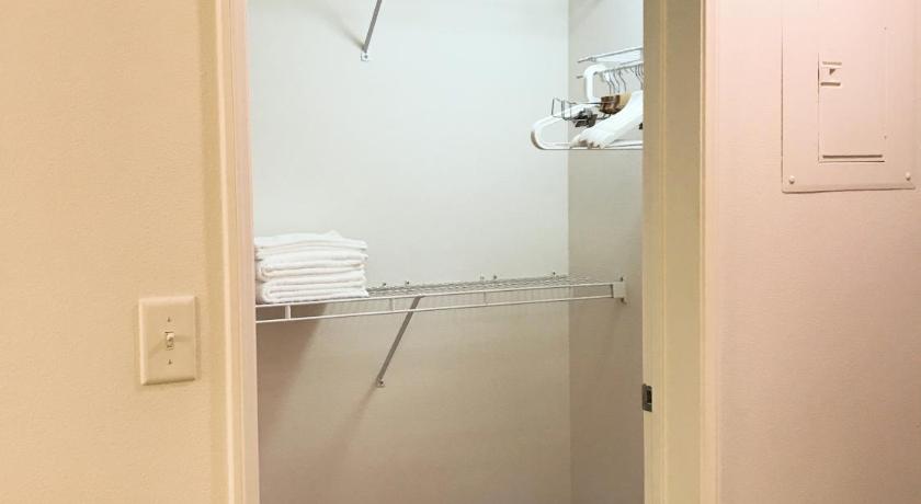 PERFECT Apt near UCLA POOL & GYM OPEN w Parking B3 photo