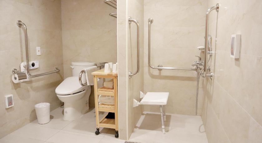 Image of Queen Accessible Family Room 2