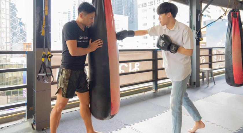 Bangkok 3 Howw Hostel at Sukhumvit 21 2-Star Hotel exterior