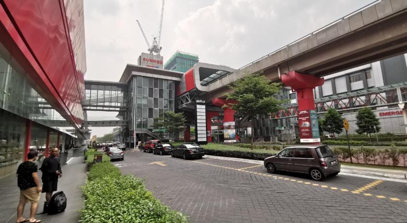 a city street with a train passing by, Infistay Homestay - Sunway Geo Avenue, Sunway Pyramid, Sunway Lagoon, Sunway University, Sunway Medi in Kuala Lumpur