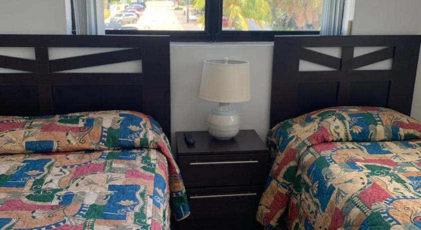 two beds in a hotel room, Napoli Belmar Resort in Fort Lauderdale (FL)