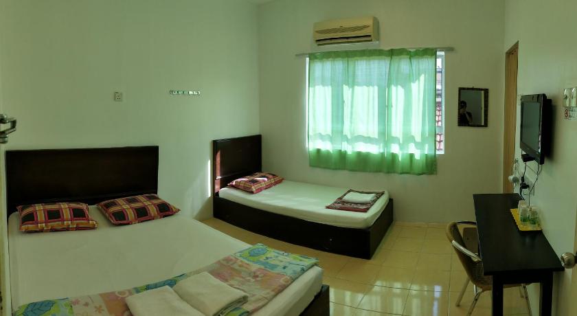 a bedroom with a bed and a window, Hotel Tanjong in Tanjong Malim (Perak)