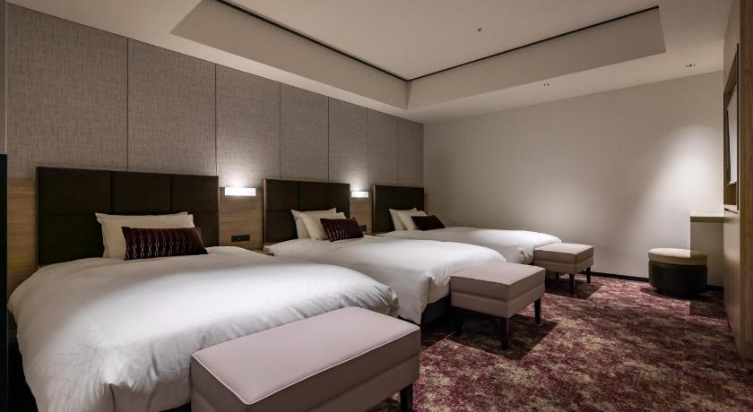 a hotel room with two beds and two lamps, SOLARIA NISHITETSU HOTEL SAPPORO in Sapporo