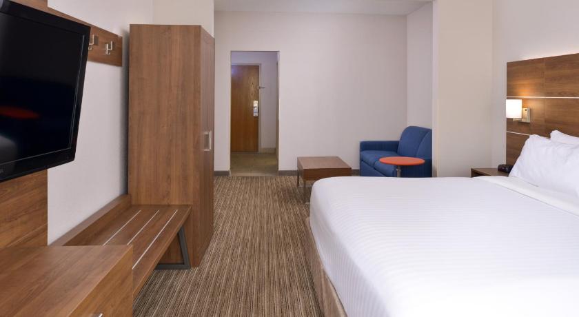 Holiday Inn Express Hotel & Suites Chattanooga -East Ridge photo