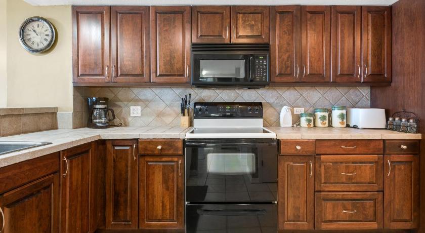 a kitchen with a stove top oven and a microwave, Destin Towers 32 in Destin (FL)