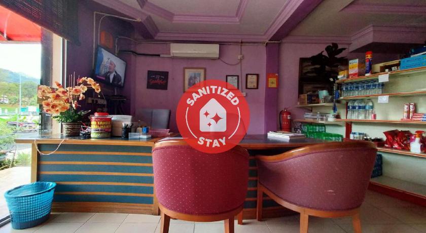 a kitchen with a table and chairs in it, OYO 89892 Hotel Jeli Inn in Tanah Merah