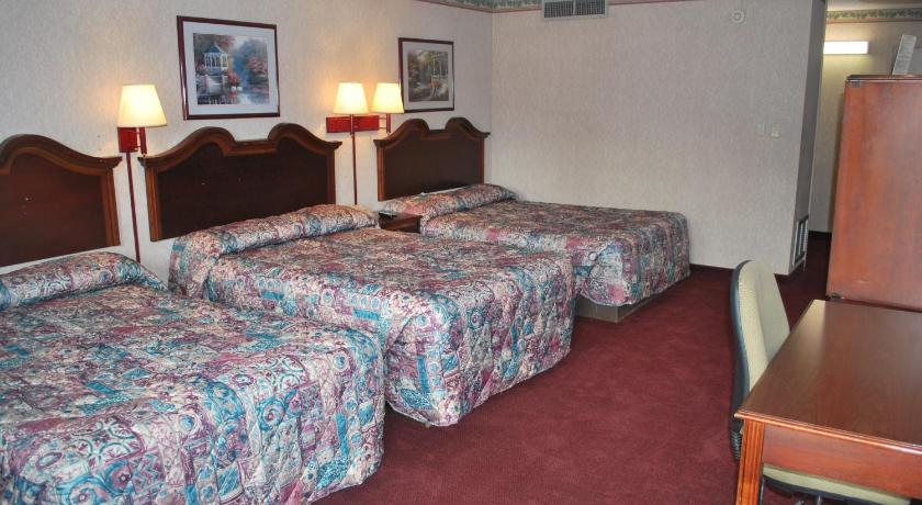 Deluxe Room with Three Double Beds, Best Motel Lakeland in Lakeland (FL)