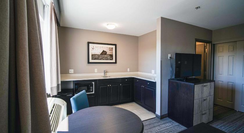 Image of Suite-1 Queen Bed, Non-smoking, Microwave And Refrigerator, Wi-fi, Full Breakfast 1
