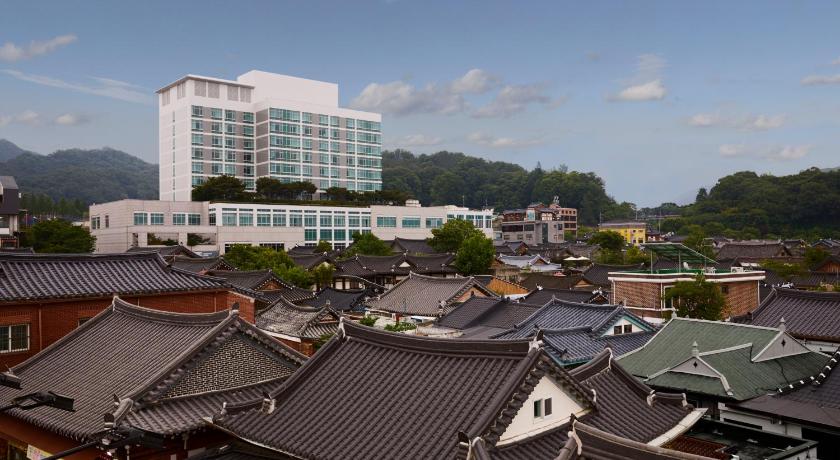 a large building with a lot of windows on top of it, Lahan Hotel Jeonju in Jeonju-si