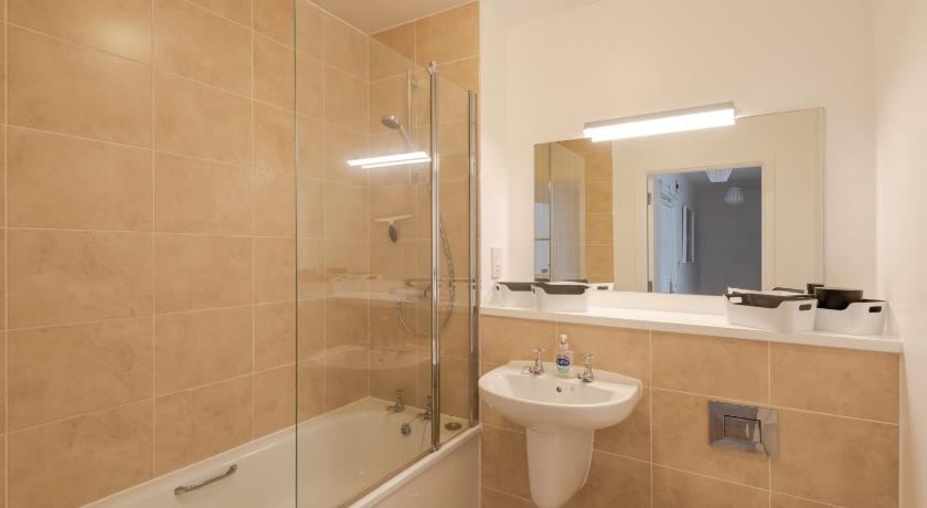 GuestReady - Modern 2BR Flat with Large Balcony at East End photo