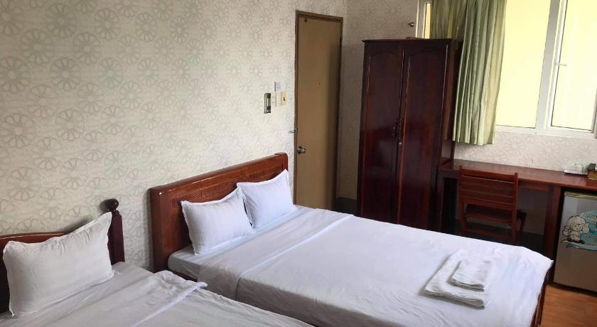 a hotel room with two beds and two lamps, Hoang Hai Dang 1 Hotel in Cần Thơ