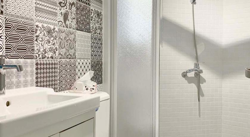Image of Queen Room with Shared Bathroom 2
