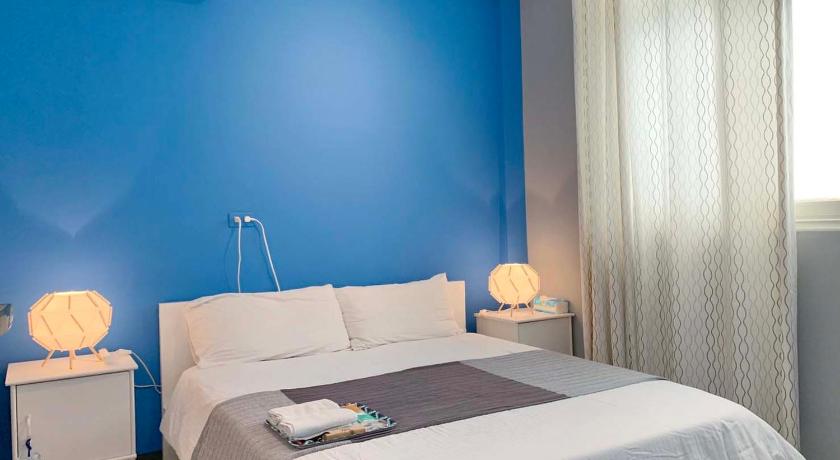 Image of Queen Room with Shared Bathroom 3