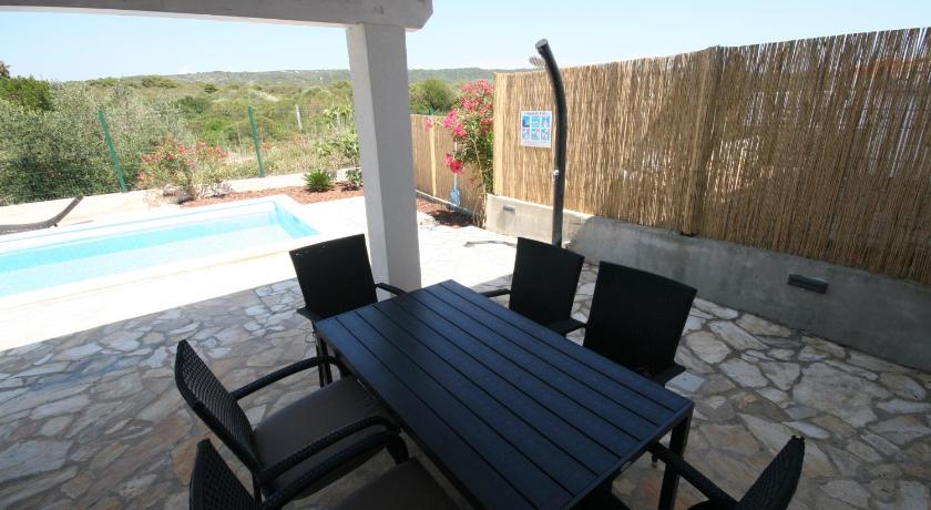 House Sakarun with swimming pool photo
