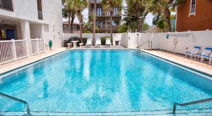 a swimming pool with a large swimming pool in the middle of it, 401 - Chambre in Madeira Beach (FL)