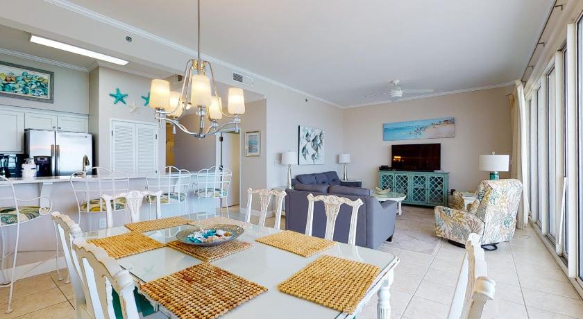 a dining room table and chairs in a kitchen, TOPS'L Tides in Destin (FL)