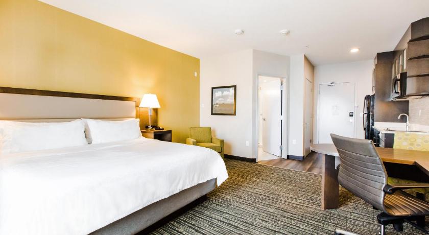 Candlewood Suites West Edmonton - Mall Area