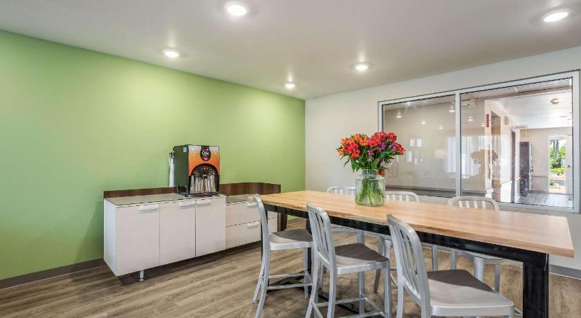 WoodSpring Suites Chicago Midway photo