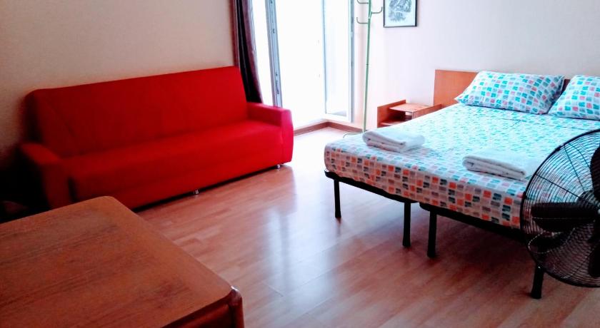 Image of Large Double or Twin Room with Shared Bathroom 0