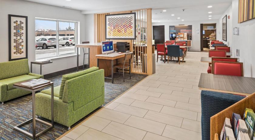 Holiday Inn Express Chicago Northwest-Vernon Hills