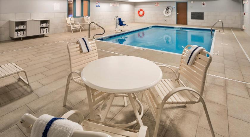 Holiday Inn Express Chicago Northwest-Vernon Hills