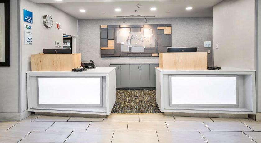 Holiday Inn Express Chicago Northwest-Vernon Hills