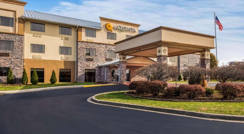 La Quinta Inn & Suites by Wyndham Fairborn Wright-Patterson photo