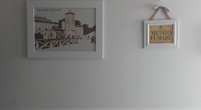 a wall with a picture of a clock on it, Il Giglio Verde in Porto Sant'Elpidio