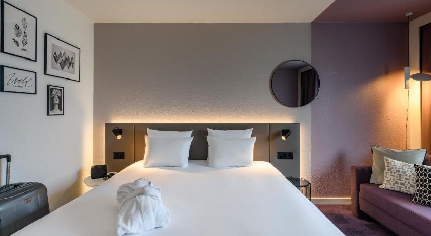Image of Executive Room with 1 queen-size bed and sofa 3