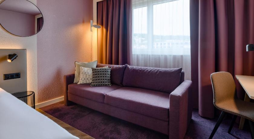 Image of Executive Room with 1 queen-size bed and sofa 4
